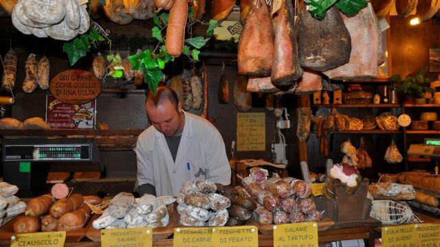 During our Norcia vacation. We visit local butcher shops to discover the specialty cured meats of Umbria